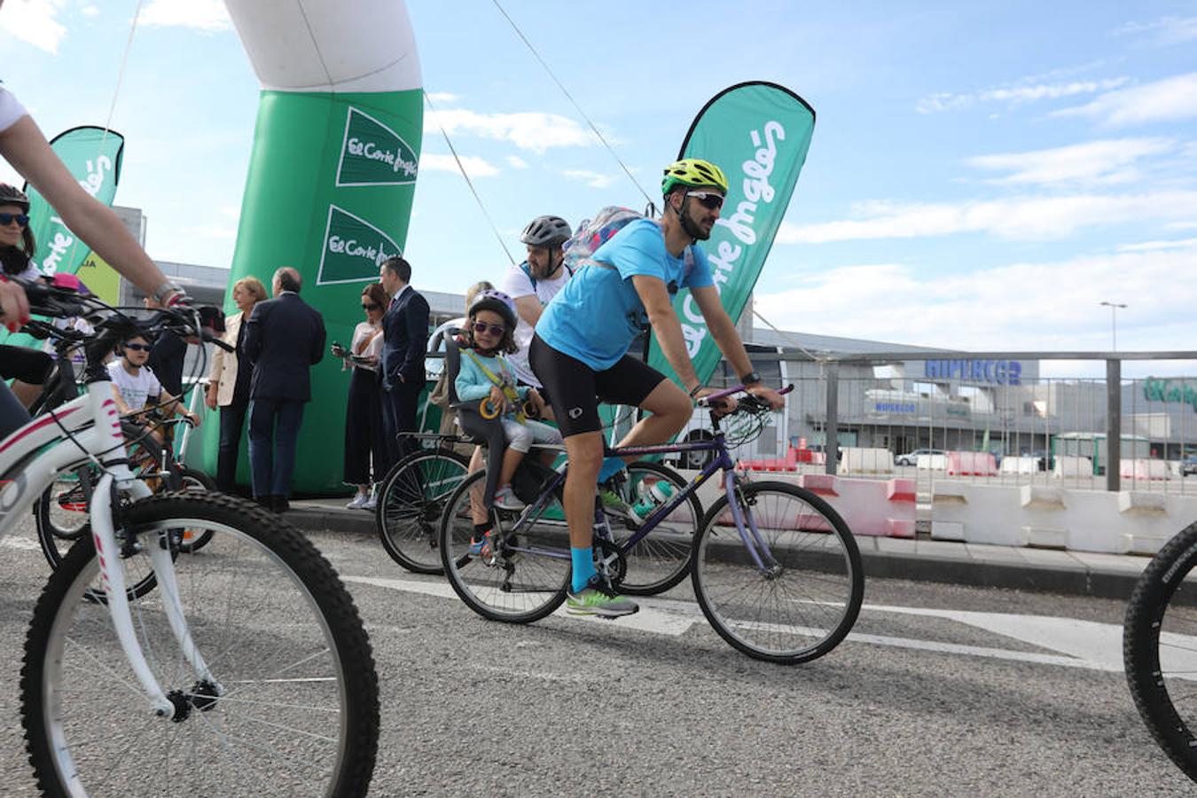 Cientos de personas han participado en la Fiesta de la Bicicleta de Avilés en un recorrido de diez kilómetros por la ciudad hasta finalizar en la plaza de La Exposición