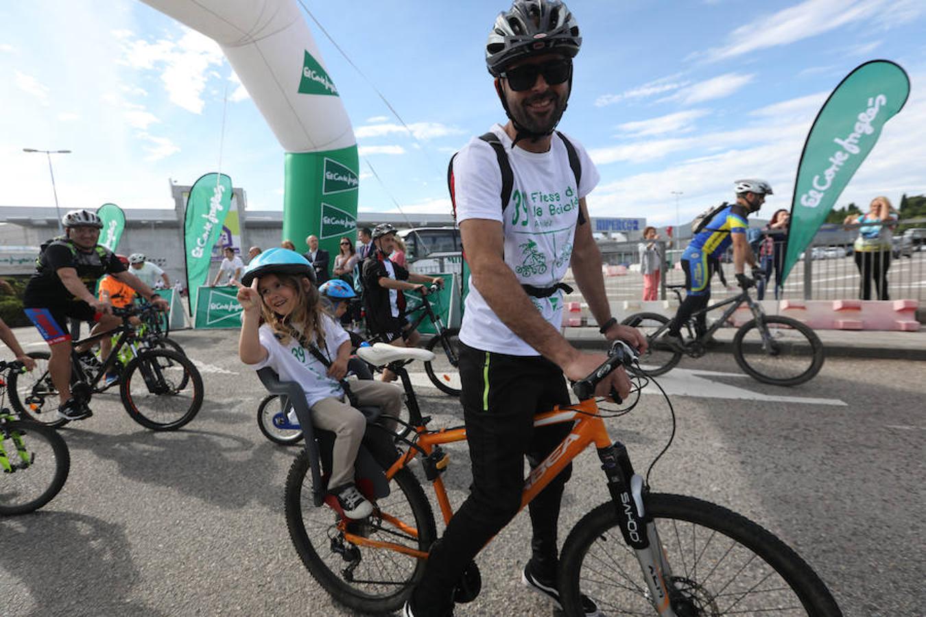 Cientos de personas han participado en la Fiesta de la Bicicleta de Avilés en un recorrido de diez kilómetros por la ciudad hasta finalizar en la plaza de La Exposición