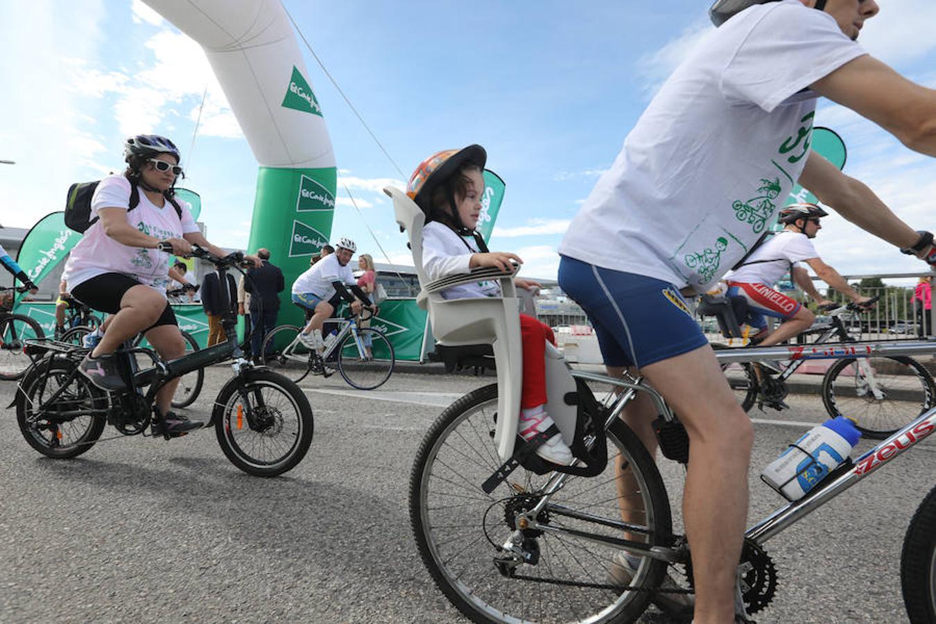 Cientos de personas han participado en la Fiesta de la Bicicleta de Avilés en un recorrido de diez kilómetros por la ciudad hasta finalizar en la plaza de La Exposición