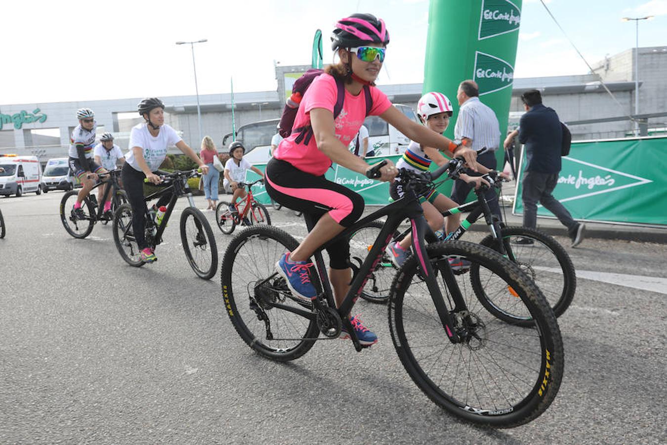 Cientos de personas han participado en la Fiesta de la Bicicleta de Avilés en un recorrido de diez kilómetros por la ciudad hasta finalizar en la plaza de La Exposición