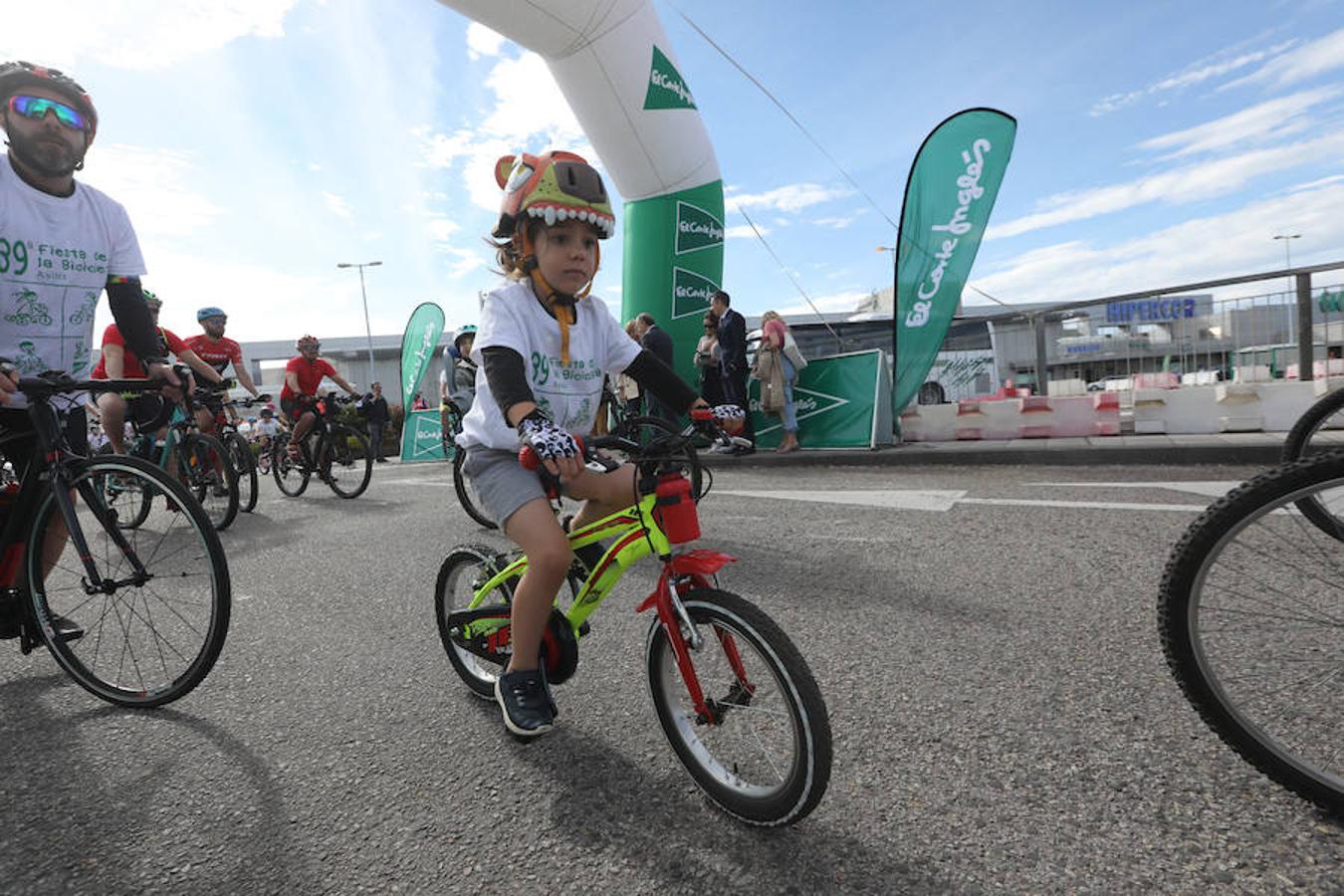 Cientos de personas han participado en la Fiesta de la Bicicleta de Avilés en un recorrido de diez kilómetros por la ciudad hasta finalizar en la plaza de La Exposición