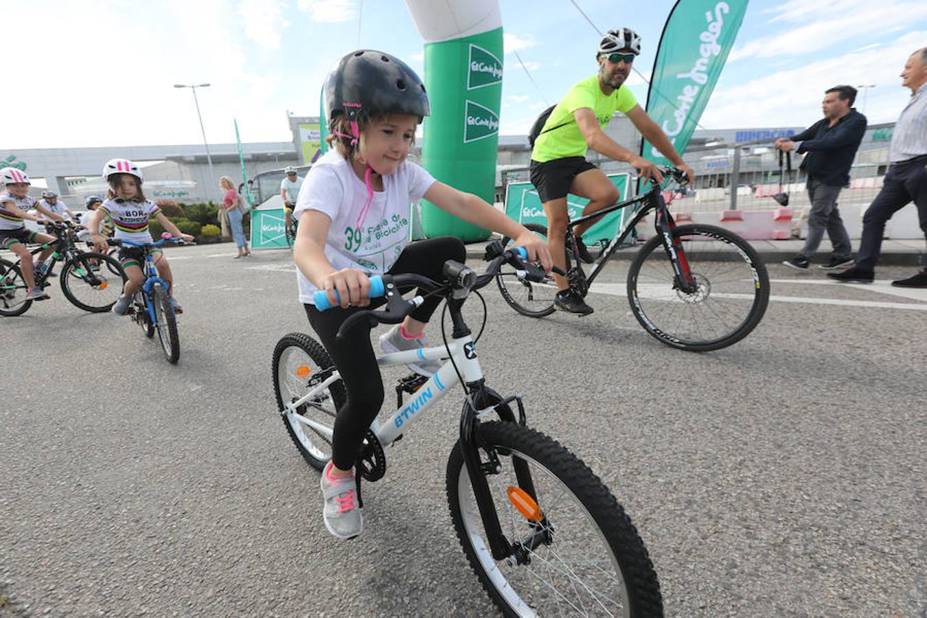 Cientos de personas han participado en la Fiesta de la Bicicleta de Avilés en un recorrido de diez kilómetros por la ciudad hasta finalizar en la plaza de La Exposición