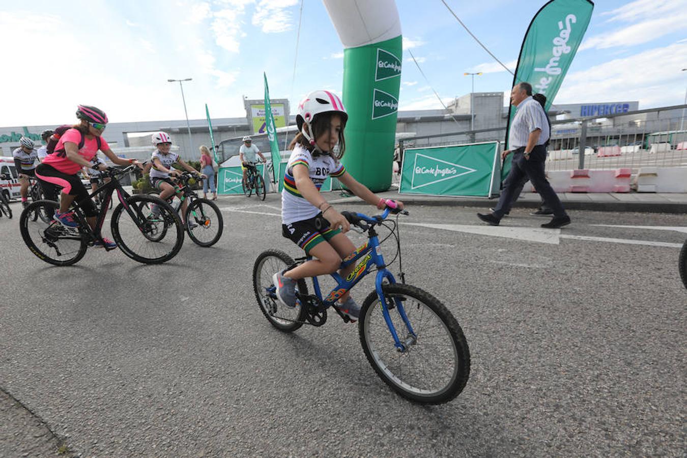 Cientos de personas han participado en la Fiesta de la Bicicleta de Avilés en un recorrido de diez kilómetros por la ciudad hasta finalizar en la plaza de La Exposición