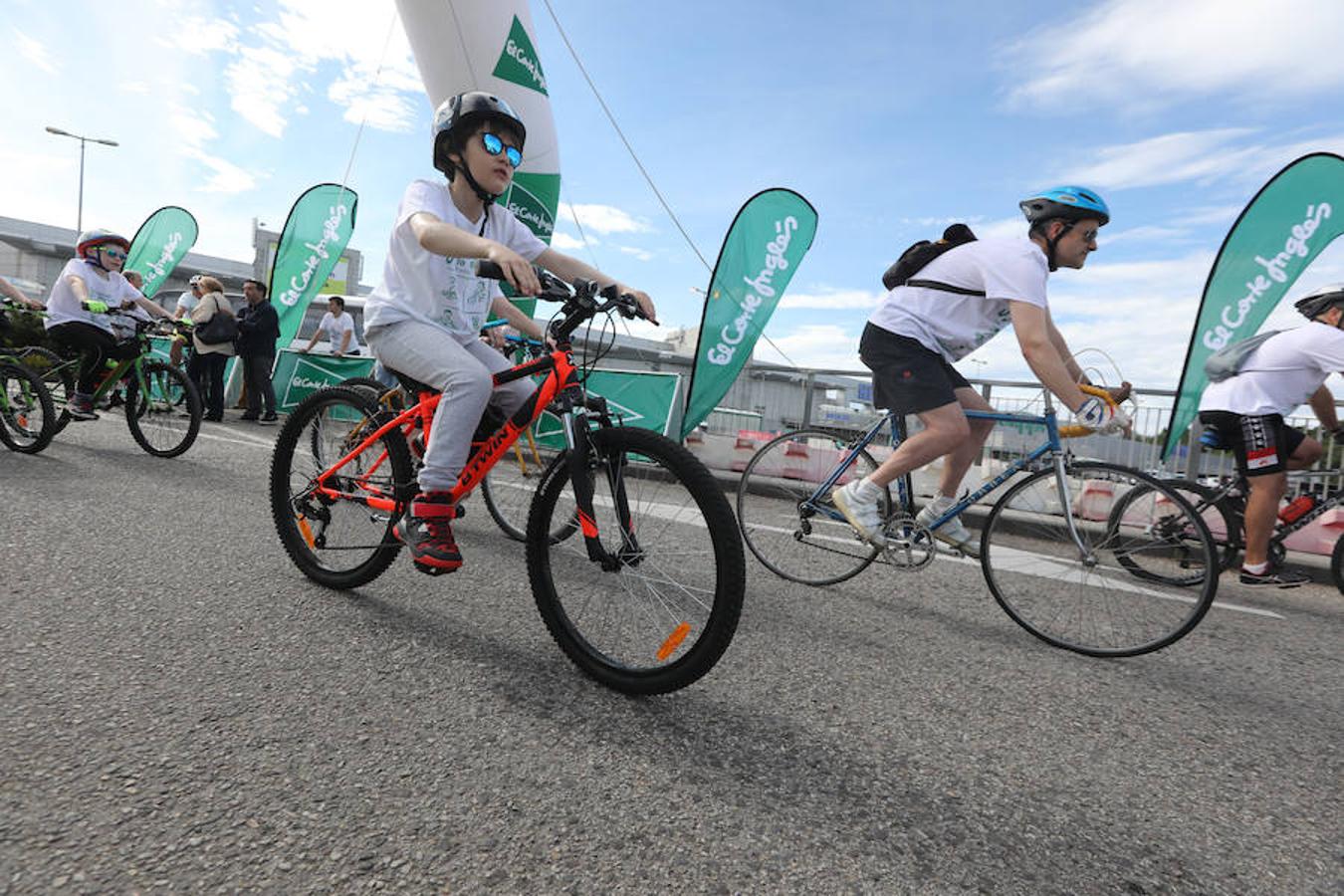 Cientos de personas han participado en la Fiesta de la Bicicleta de Avilés en un recorrido de diez kilómetros por la ciudad hasta finalizar en la plaza de La Exposición