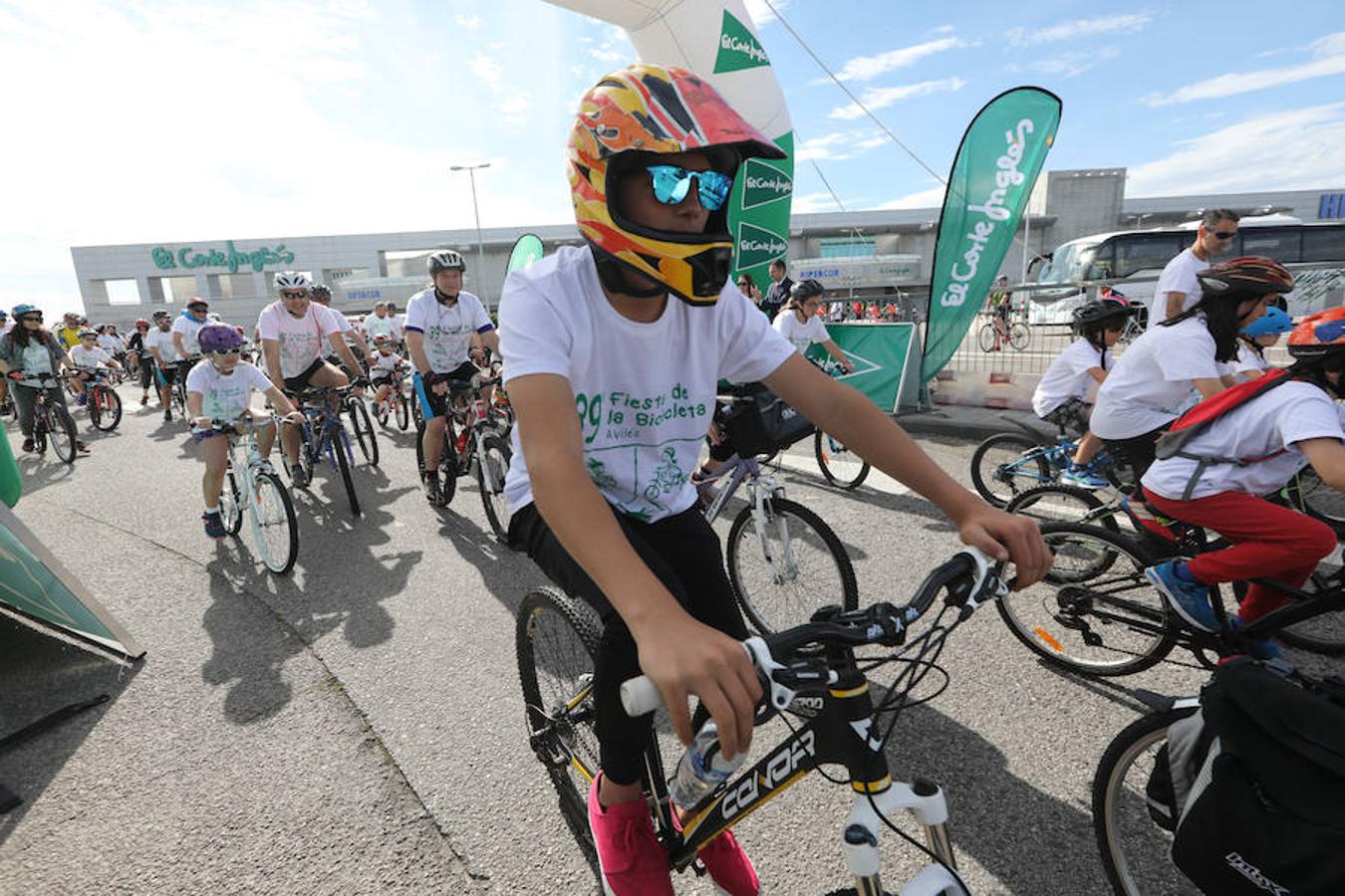 Cientos de personas han participado en la Fiesta de la Bicicleta de Avilés en un recorrido de diez kilómetros por la ciudad hasta finalizar en la plaza de La Exposición