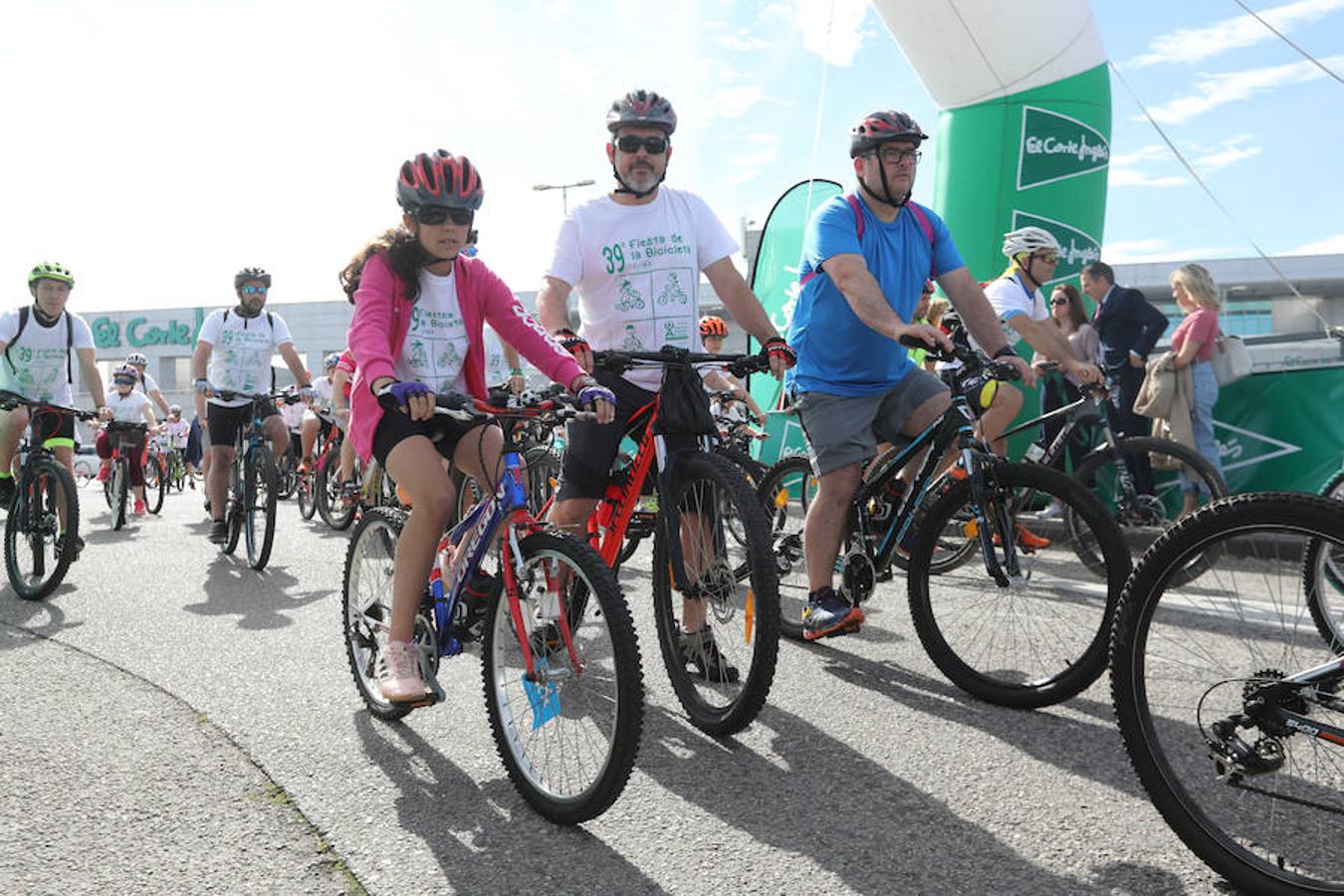 Cientos de personas han participado en la Fiesta de la Bicicleta de Avilés en un recorrido de diez kilómetros por la ciudad hasta finalizar en la plaza de La Exposición