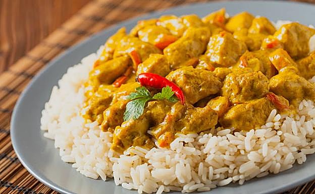 Pollo al curry con arroz para cenar con los amigos en San Juan 