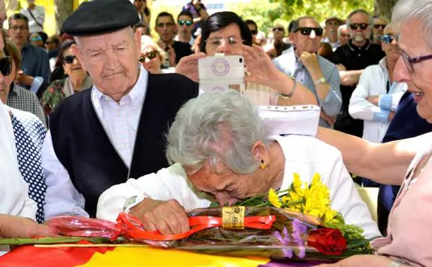 Lucía Diaz, de 95 años, y su hermano Martín, de 83, reciben emocionados los restos de su madre, Catalina Muñoz que fue fusilada en 1936 y enterrada junto al sonajero de su hijo Martín, entonces un bebe de nueve meses en el cementerio de Palencia.