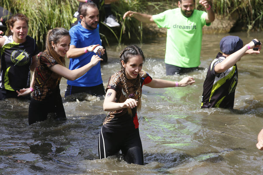 Veinticinco obstáculos de fuerza, habilidad y equilibrio en un circuito dispuesto en el parque de La Fresneda, en Siero. Así ha sido la tercera edición de la 'Gladiator Race', en la que han participado deportistas de todas las edades.