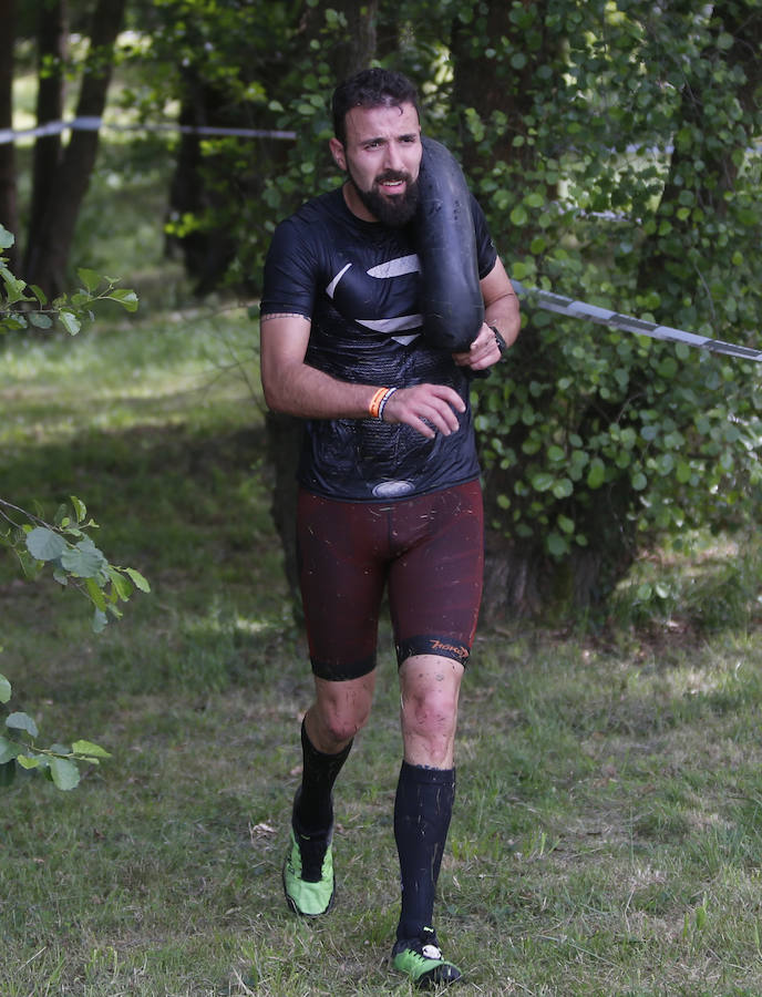 Veinticinco obstáculos de fuerza, habilidad y equilibrio en un circuito dispuesto en el parque de La Fresneda, en Siero. Así ha sido la tercera edición de la 'Gladiator Race', en la que han participado deportistas de todas las edades.