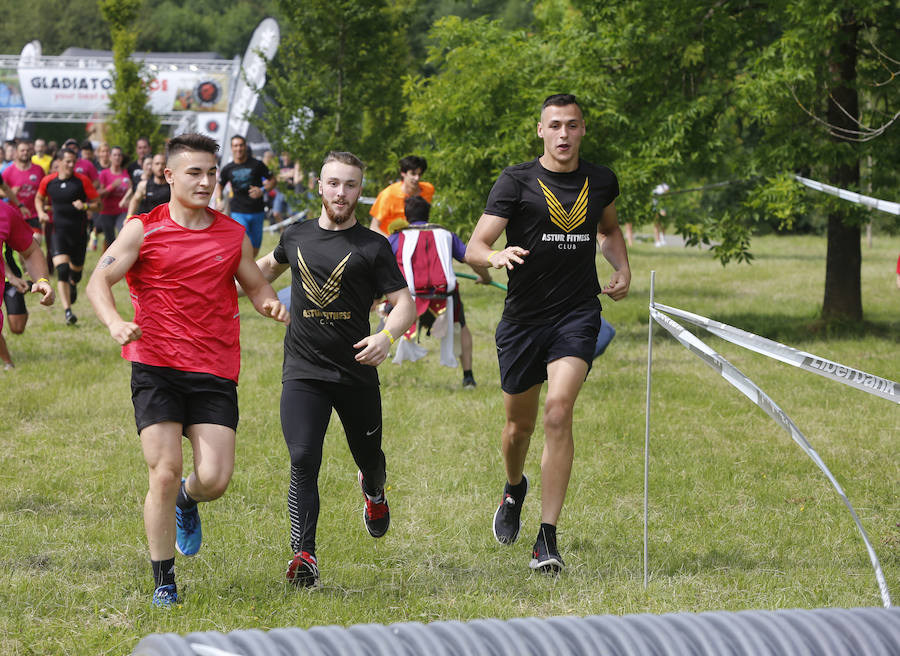 Veinticinco obstáculos de fuerza, habilidad y equilibrio en un circuito dispuesto en el parque de La Fresneda, en Siero. Así ha sido la tercera edición de la 'Gladiator Race', en la que han participado deportistas de todas las edades.