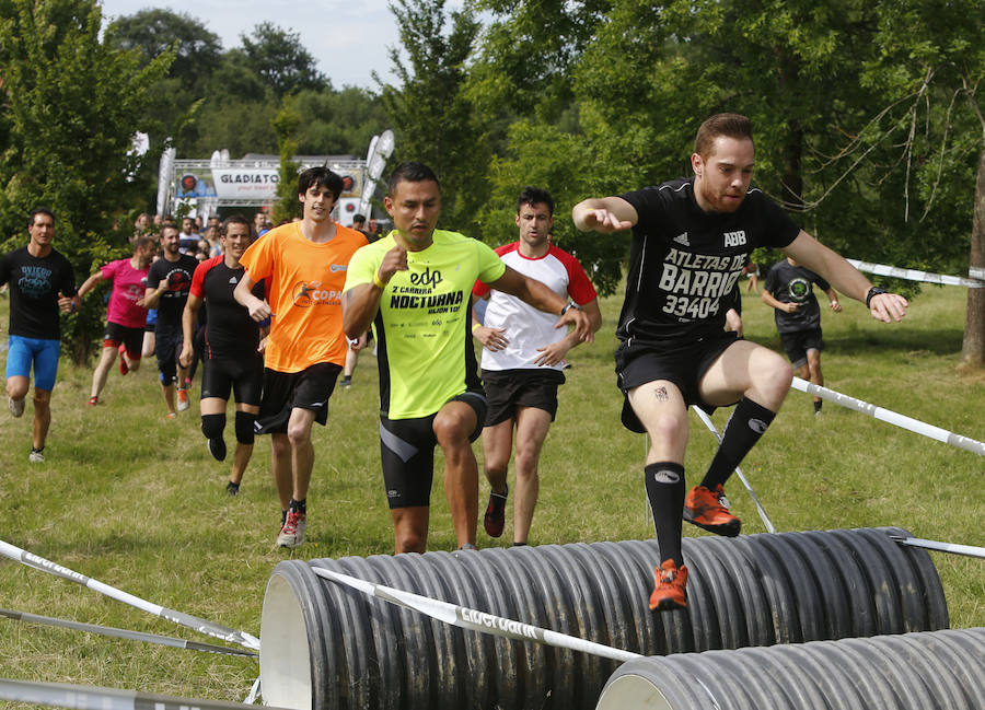 Veinticinco obstáculos de fuerza, habilidad y equilibrio en un circuito dispuesto en el parque de La Fresneda, en Siero. Así ha sido la tercera edición de la 'Gladiator Race', en la que han participado deportistas de todas las edades.