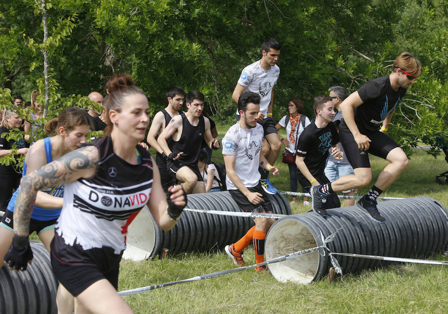 Veinticinco obstáculos de fuerza, habilidad y equilibrio en un circuito dispuesto en el parque de La Fresneda, en Siero. Así ha sido la tercera edición de la 'Gladiator Race', en la que han participado deportistas de todas las edades.