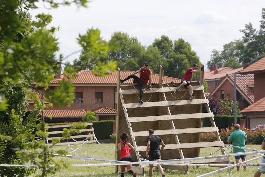 Veinticinco obstáculos de fuerza, habilidad y equilibrio en un circuito dispuesto en el parque de La Fresneda, en Siero. Así ha sido la tercera edición de la 'Gladiator Race', en la que han participado deportistas de todas las edades.