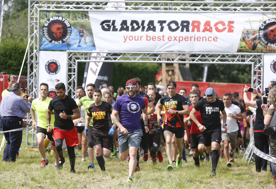 Veinticinco obstáculos de fuerza, habilidad y equilibrio en un circuito dispuesto en el parque de La Fresneda, en Siero. Así ha sido la tercera edición de la 'Gladiator Race', en la que han participado deportistas de todas las edades.