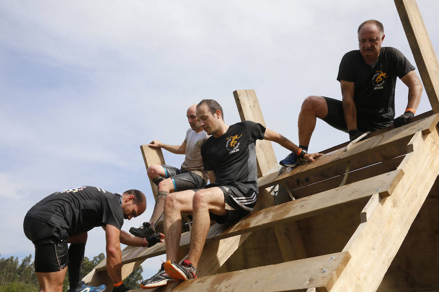 Veinticinco obstáculos de fuerza, habilidad y equilibrio en un circuito dispuesto en el parque de La Fresneda, en Siero. Así ha sido la tercera edición de la 'Gladiator Race', en la que han participado deportistas de todas las edades.