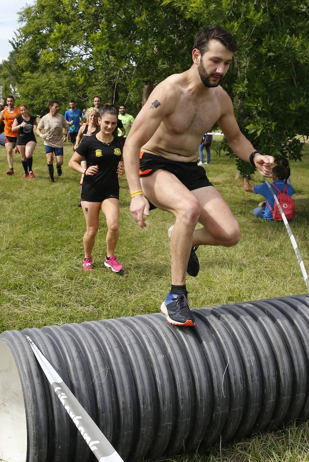 Veinticinco obstáculos de fuerza, habilidad y equilibrio en un circuito dispuesto en el parque de La Fresneda, en Siero. Así ha sido la tercera edición de la 'Gladiator Race', en la que han participado deportistas de todas las edades.