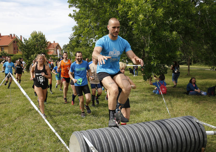 Veinticinco obstáculos de fuerza, habilidad y equilibrio en un circuito dispuesto en el parque de La Fresneda, en Siero. Así ha sido la tercera edición de la 'Gladiator Race', en la que han participado deportistas de todas las edades.