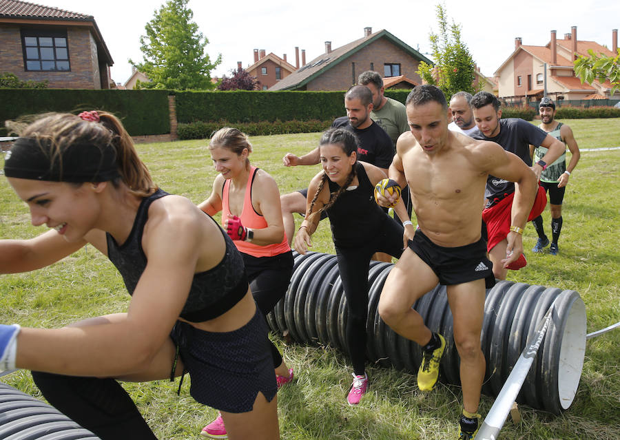 Veinticinco obstáculos de fuerza, habilidad y equilibrio en un circuito dispuesto en el parque de La Fresneda, en Siero. Así ha sido la tercera edición de la 'Gladiator Race', en la que han participado deportistas de todas las edades.