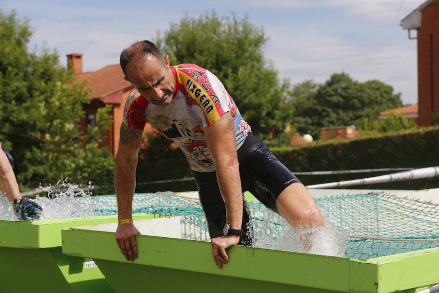 Veinticinco obstáculos de fuerza, habilidad y equilibrio en un circuito dispuesto en el parque de La Fresneda, en Siero. Así ha sido la tercera edición de la 'Gladiator Race', en la que han participado deportistas de todas las edades.