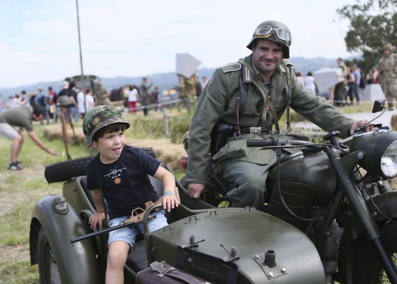 Un centenar de personas ha participado en la finca de El Cuetu en la recreación de un enfrentamiento entre aliados y nazis en el 'bocage' días después del desembarco de Normandía.