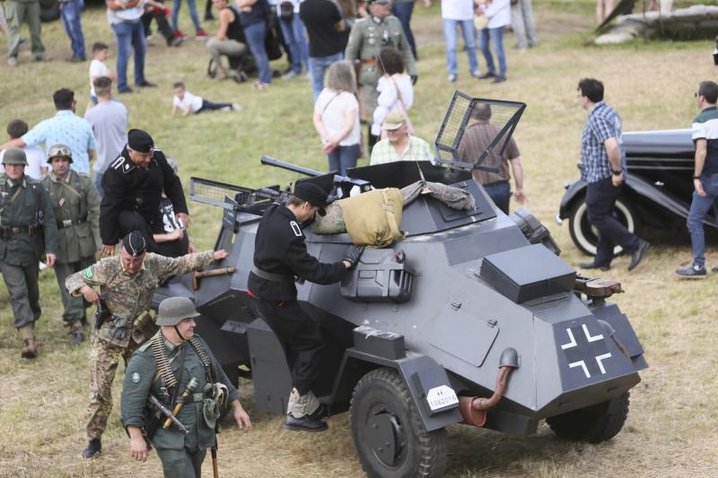 Un centenar de personas ha participado en la finca de El Cuetu en la recreación de un enfrentamiento entre aliados y nazis en el 'bocage' días después del desembarco de Normandía.