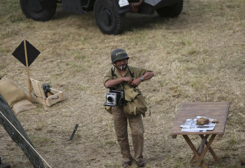 Un centenar de personas ha participado en la finca de El Cuetu en la recreación de un enfrentamiento entre aliados y nazis en el 'bocage' días después del desembarco de Normandía.