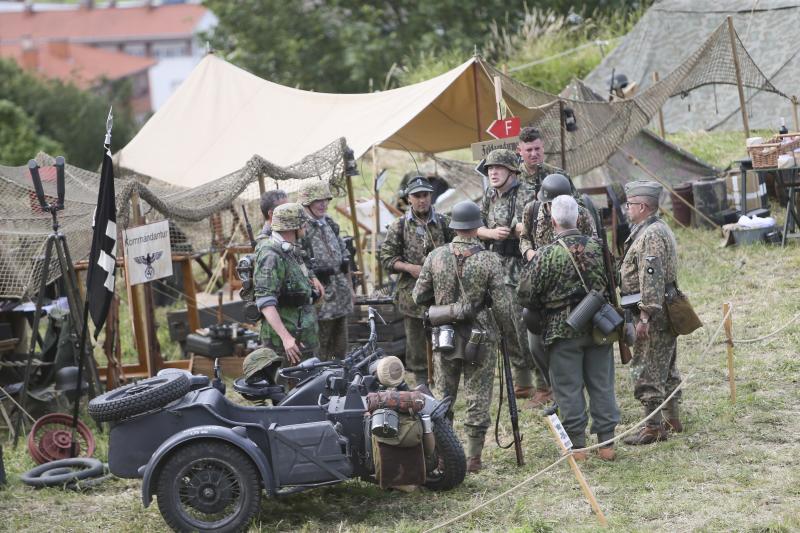 Un centenar de personas ha participado en la finca de El Cuetu en la recreación de un enfrentamiento entre aliados y nazis en el 'bocage' días después del desembarco de Normandía.