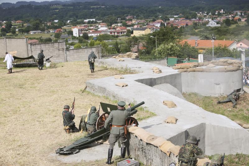 Un centenar de personas ha participado en la finca de El Cuetu en la recreación de un enfrentamiento entre aliados y nazis en el 'bocage' días después del desembarco de Normandía.