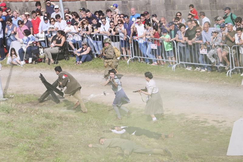 Un centenar de personas ha participado en la finca de El Cuetu en la recreación de un enfrentamiento entre aliados y nazis en el 'bocage' días después del desembarco de Normandía.