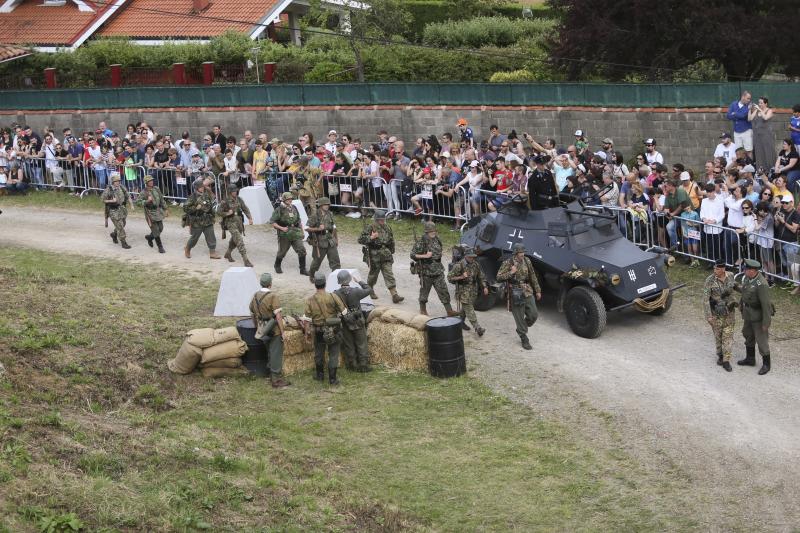 Un centenar de personas ha participado en la finca de El Cuetu en la recreación de un enfrentamiento entre aliados y nazis en el 'bocage' días después del desembarco de Normandía.