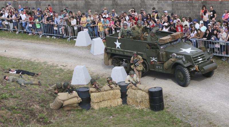 Un centenar de personas ha participado en la finca de El Cuetu en la recreación de un enfrentamiento entre aliados y nazis en el 'bocage' días después del desembarco de Normandía.