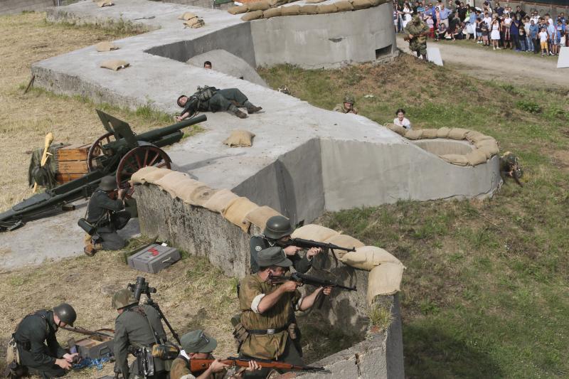 Un centenar de personas ha participado en la finca de El Cuetu en la recreación de un enfrentamiento entre aliados y nazis en el 'bocage' días después del desembarco de Normandía.