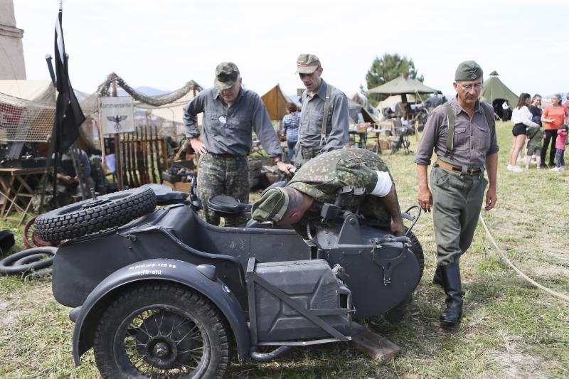 Un centenar de personas ha participado en la finca de El Cuetu en la recreación de un enfrentamiento entre aliados y nazis en el 'bocage' días después del desembarco de Normandía.