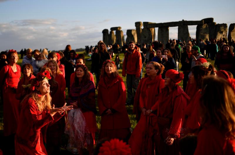 Centenares de personas de distintas partes del mundo han recibido el verano en Stonehenge, un asentamiento neolítico rodeado de misticismo.