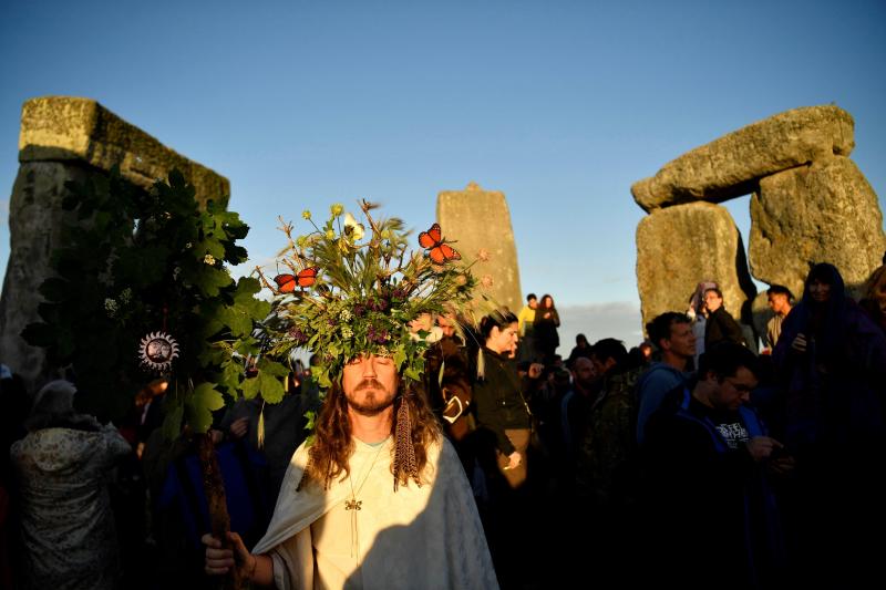 Centenares de personas de distintas partes del mundo han recibido el verano en Stonehenge, un asentamiento neolítico rodeado de misticismo.