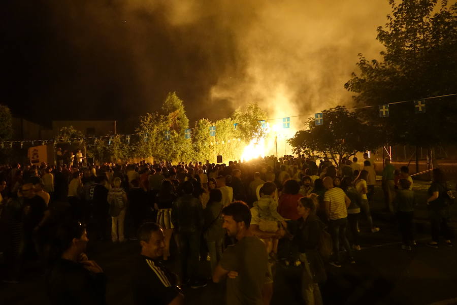 Arriondas ya ha arrancado con uno de los días más especiales del año. Las llamas de la hoguera alumbraron la noche ante la mirada de los presentes. 