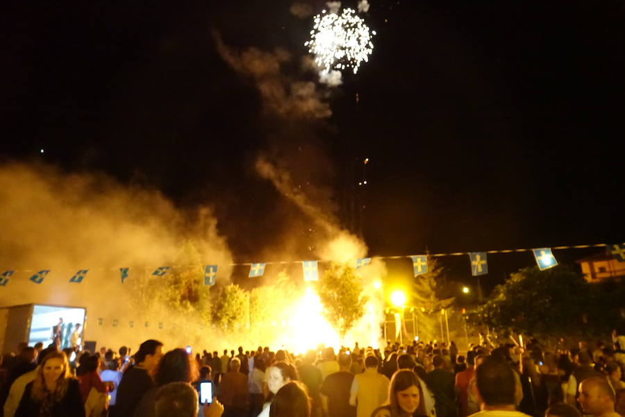 Arriondas ya ha arrancado con uno de los días más especiales del año. Las llamas de la hoguera alumbraron la noche ante la mirada de los presentes. 
