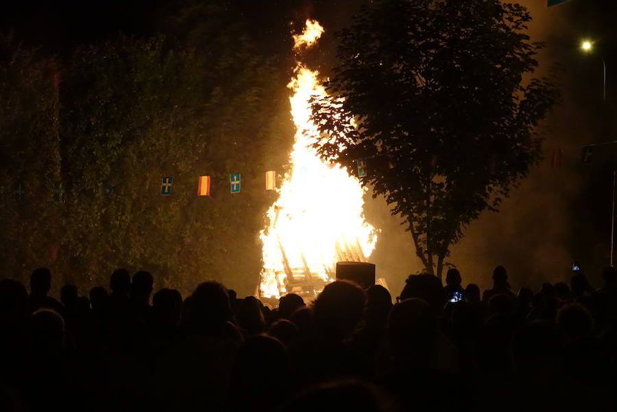 Arriondas ya ha arrancado con uno de los días más especiales del año. Las llamas de la hoguera alumbraron la noche ante la mirada de los presentes. 
