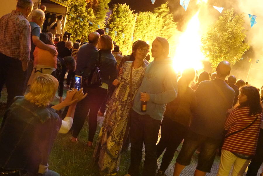 Arriondas ya ha arrancado con uno de los días más especiales del año. Las llamas de la hoguera alumbraron la noche ante la mirada de los presentes. 