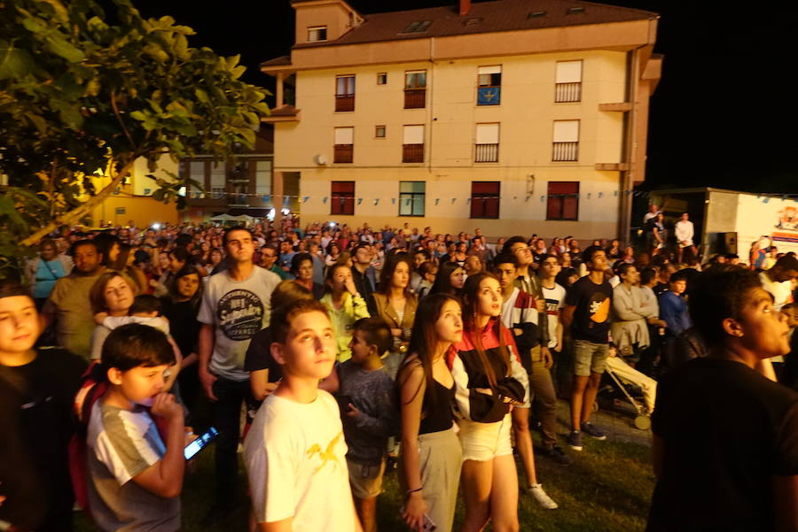Arriondas ya ha arrancado con uno de los días más especiales del año. Las llamas de la hoguera alumbraron la noche ante la mirada de los presentes. 