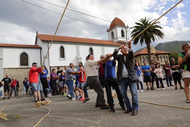 Los vecinos del Balmori han salido a las calles para colaborar en la preparación de la hoguera de San Juan.