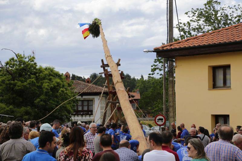 Los vecinos del Balmori han salido a las calles para colaborar en la preparación de la hoguera de San Juan.