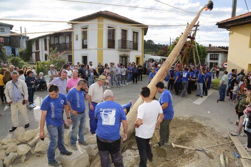 Los vecinos del Balmori han salido a las calles para colaborar en la preparación de la hora de San Juan.