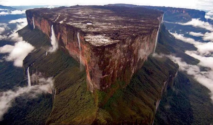 Monte Roraima. Es el punto más alto de la cadena de mesetas tepuyes, localizada en la región de Pacaraima en América del Sur. Las cimas se reparten entre Venezuela (80 %), Guyana (15%) y Brasil (5 %) y datan de hace unos 2 mil millones de años. Esto las convierte en unas de las formaciones geológicas más antiguas del planeta.