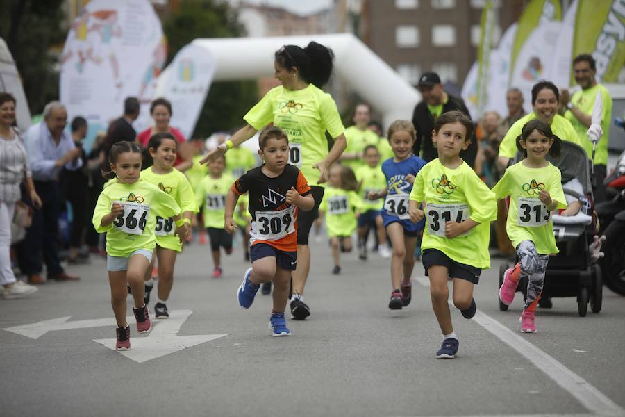 Decenas de corredores de todas las edades han participado en la III Carrera Solidaria La Serena disputada en el barrio gijonés de El Llano. Entre ellos, el exsportinguista Jony. La recaudación de este año se destinará a apoyar a la Asociación de Enfermos de Crohn y Colitis Ulcerosa del Principado de Asturias.