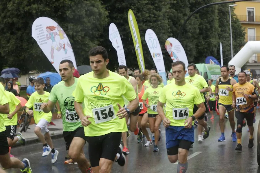 Decenas de corredores de todas las edades han participado en la III Carrera Solidaria La Serena disputada en el barrio gijonés de El Llano. Entre ellos, el exsportinguista Jony. La recaudación de este año se destinará a apoyar a la Asociación de Enfermos de Crohn y Colitis Ulcerosa del Principado de Asturias.