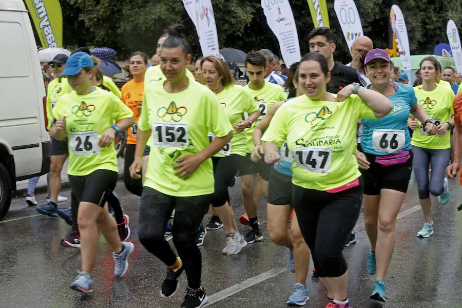 Decenas de corredores de todas las edades han participado en la III Carrera Solidaria La Serena disputada en el barrio gijonés de El Llano. Entre ellos, el exsportinguista Jony. La recaudación de este año se destinará a apoyar a la Asociación de Enfermos de Crohn y Colitis Ulcerosa del Principado de Asturias.