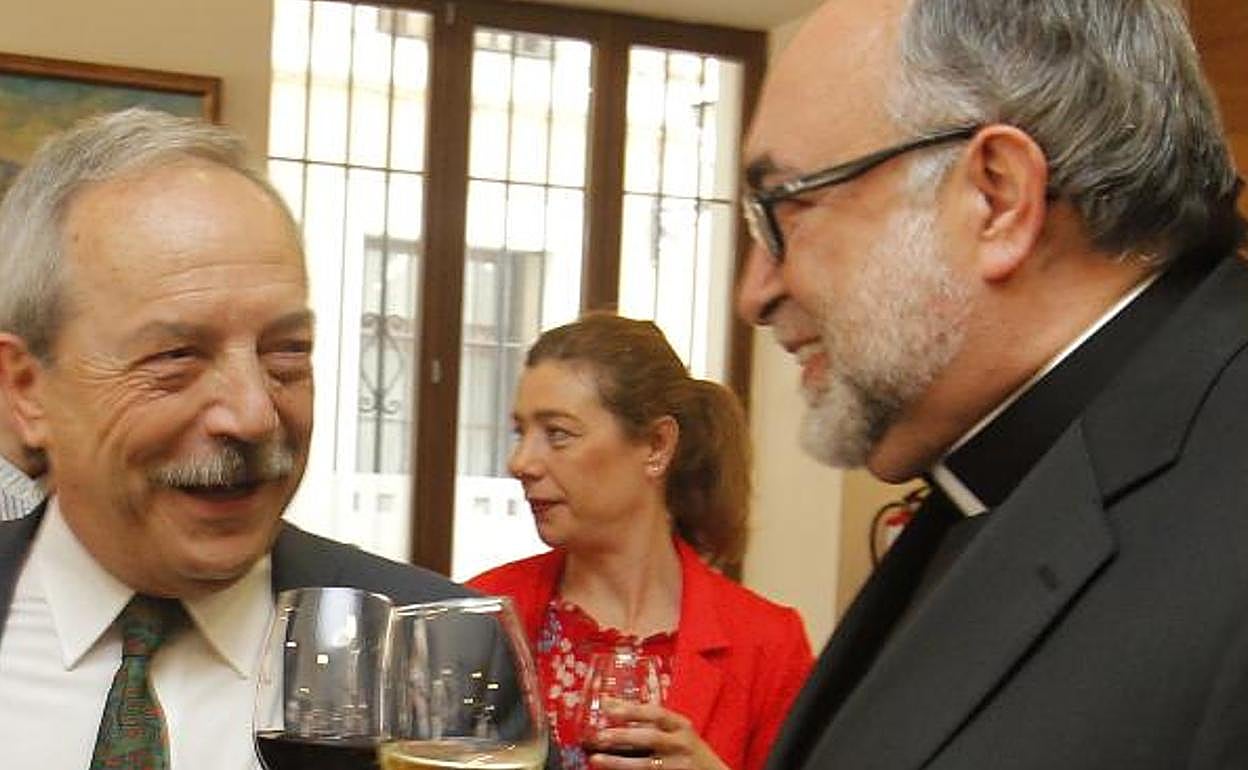Wenceslao López y Jesús Sanz Montes brindan durante la última celebración de las fresas de Corpus en 2016. 