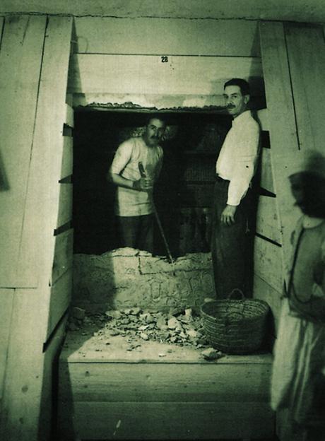Imagen - Entrada del equipo de Howard Carter en la tumba de Tutankamón. ARCHIVO